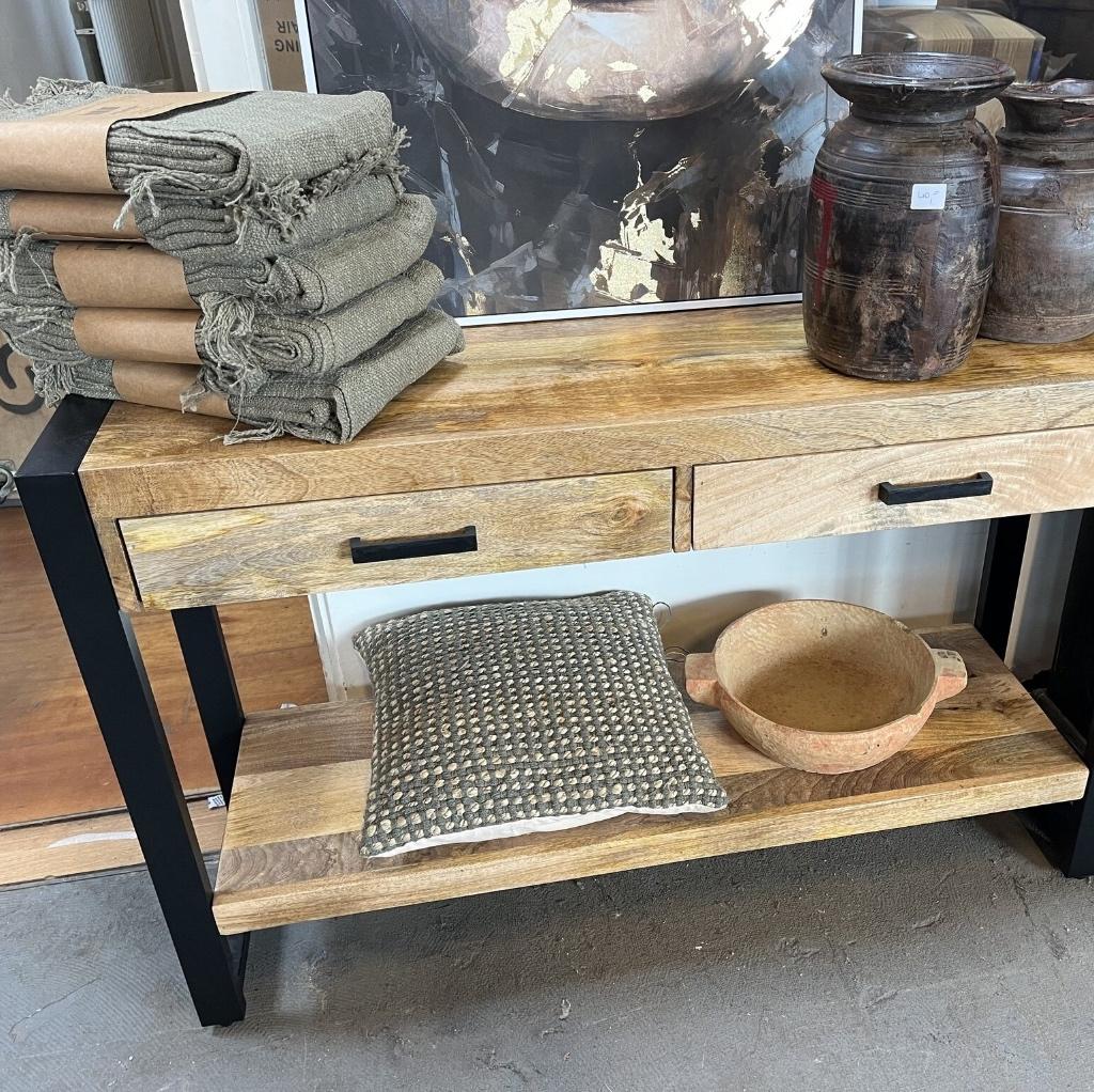 Magazijn Leegverkoop Sidetable Britt mangohout metaal zwart, Huis en Inrichting, Tafels | Sidetables, Overige houtsoorten, 100 tot 150 cm