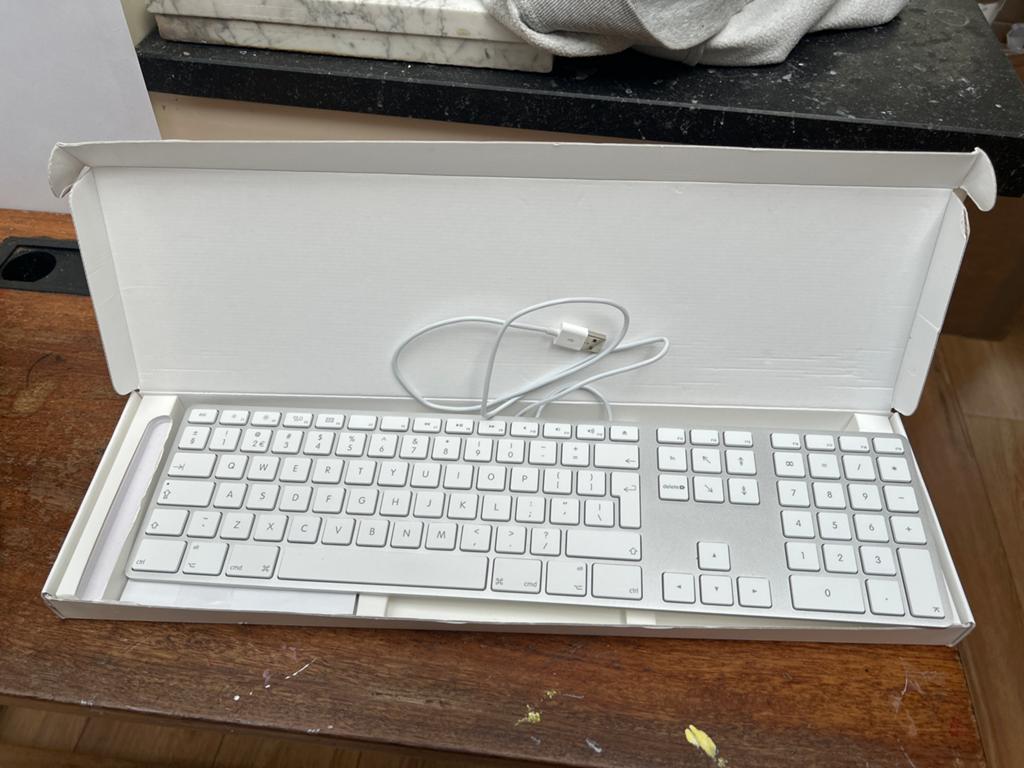 Apple toetsenbord - Ongebruikt, Qwerty indeling, Computers en Software, Ophalen, Qwerty, Nieuw, Bedraad