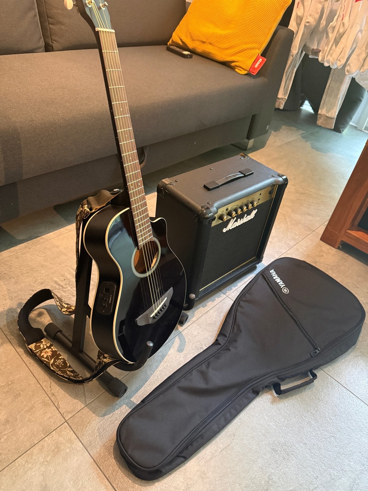 Yamaha APXT2 gitaar met Marshall versterker en hoes, Muziek en Instrumenten, Snaarinstrumenten | Gitaren | Akoestisch, Zo goed als nieuw