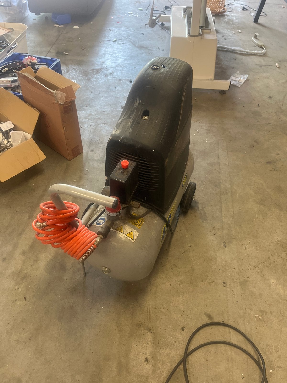 Kinzo Compressor - Compact en Mobiel, Ophalen, Gebruikt, 6 tot 10 bar, Minder dan 200 liter/min