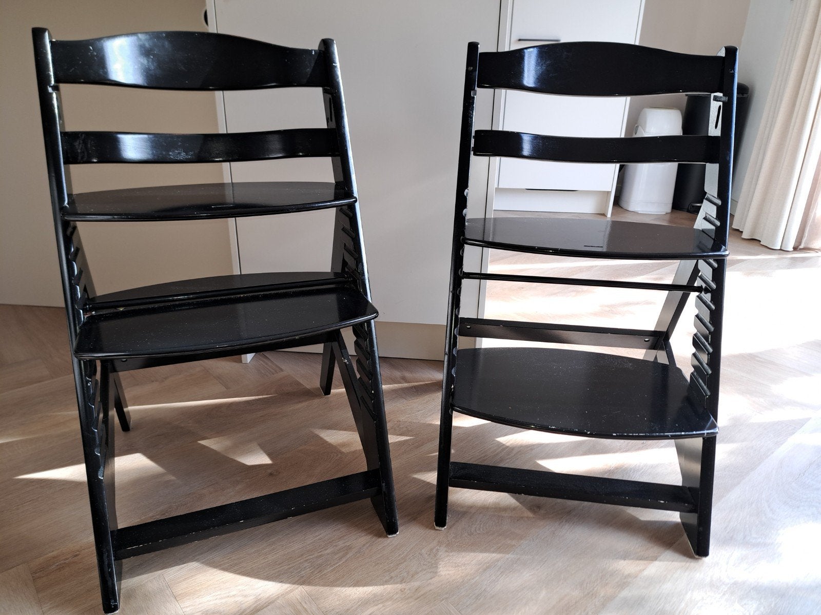 Twee Buxibo zwarte kindergroeistoelen (tripptrapp-versie), Ophalen, Gebruikt, Meegroeistoel