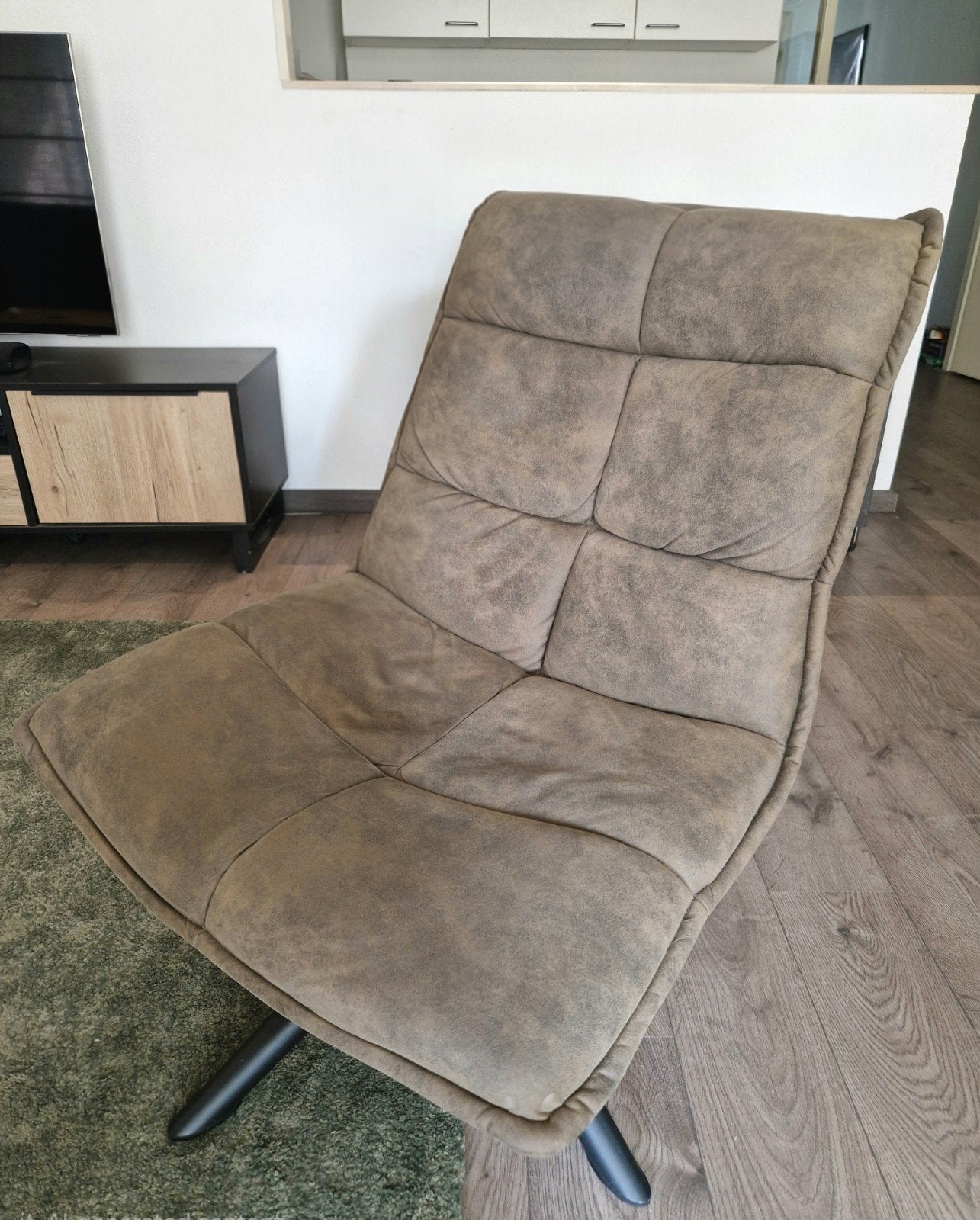 Stijlvolle draaifauteuil van Leen Bakker, Huis en Inrichting, Fauteuils, Ophalen, Gebruikt, Stof, Elegant, stijlvol, modern