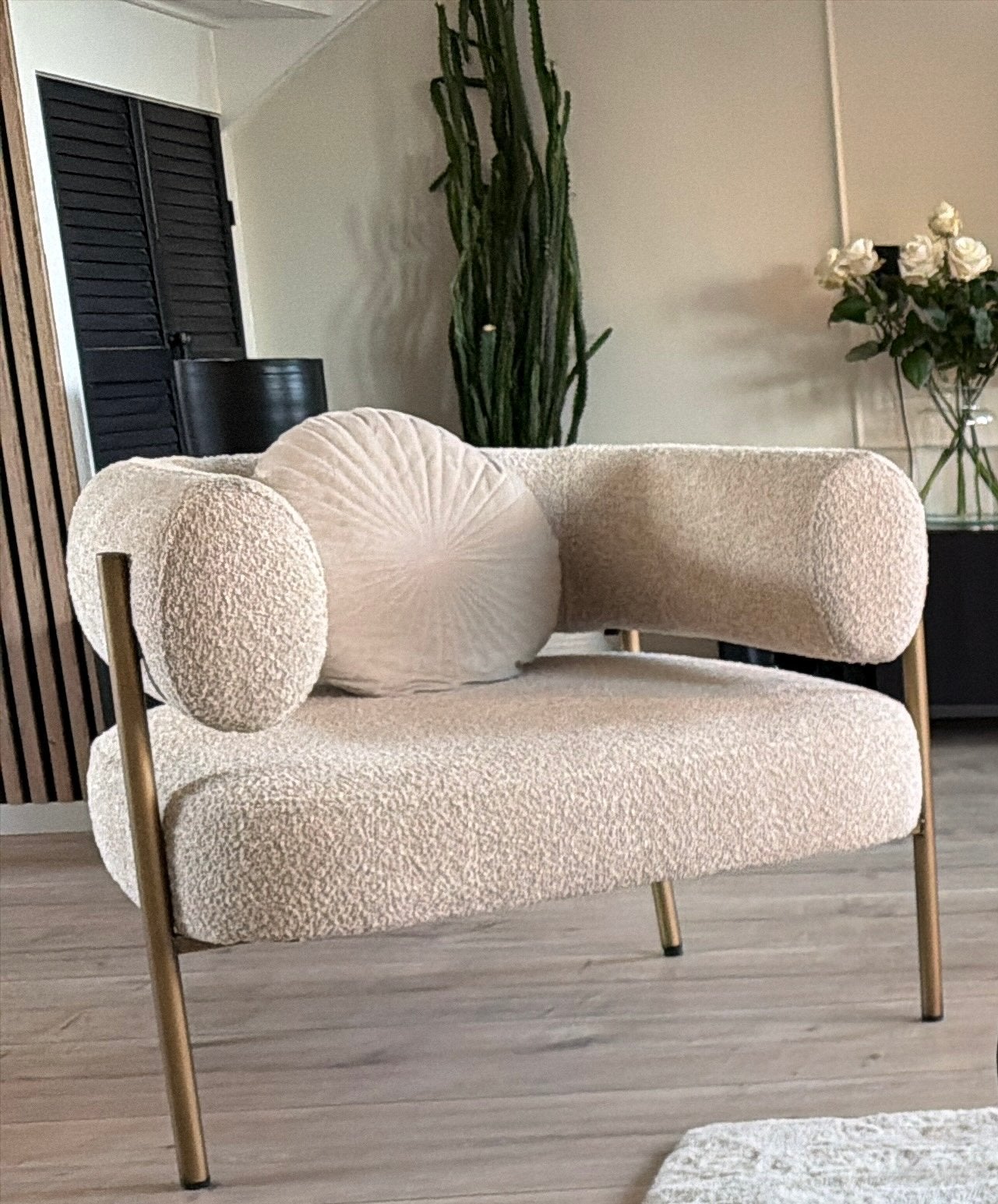 Stijlvolle Bouclé Fauteuil - Crème/Beige met Gouden Poten, Huis en Inrichting, Stoelen, Gebruikt, Overige kleuren, Ophalen of Verzenden