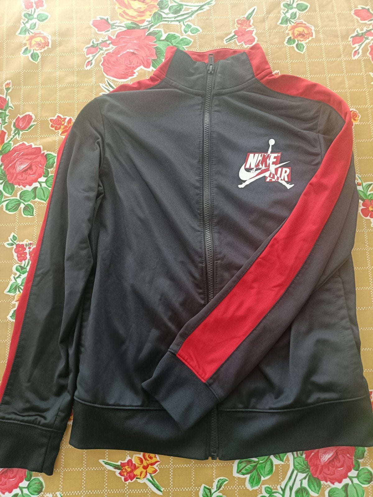 Nike Air Jordan trainingspak zwart rood maat L (12-13 jaar), Kinderen en Baby's, Ophalen of Verzenden, Zo goed als nieuw, Nike Air Jordan