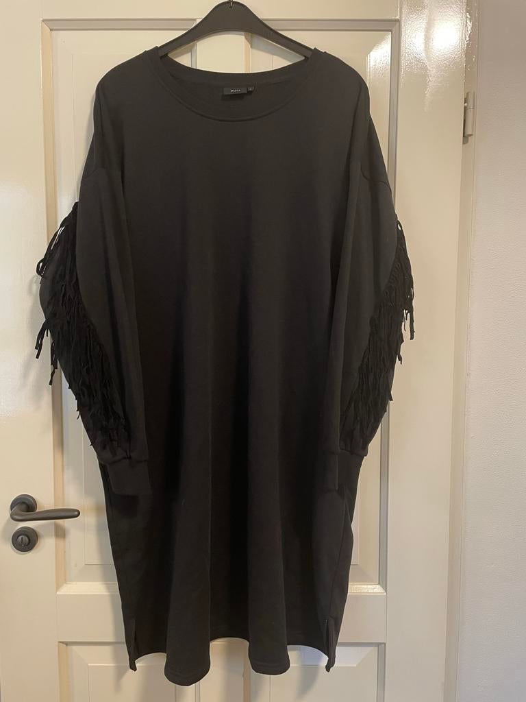 Zwarte jurk met franjes - Maat 50/52, Kleding | Dames, Grote Maten, Ophalen of Verzenden, Zo goed als nieuw, Zwart, Jurk