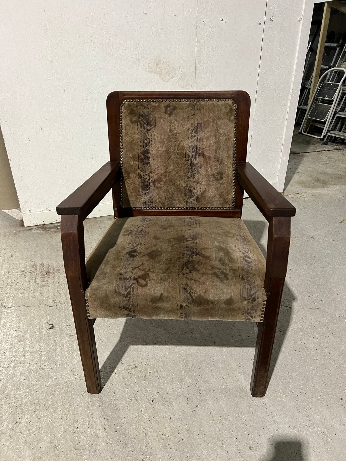 Fauteuil met houten frame en gestoffeerde zitting, Ophalen