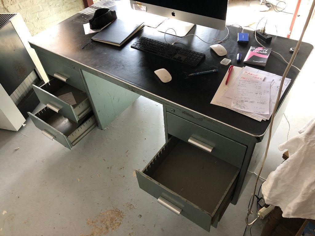 Stalen bureau, metallic blauw met rubber blad, Huis en Inrichting, Ophalen, Gebruikt, 150 cm, Met lades