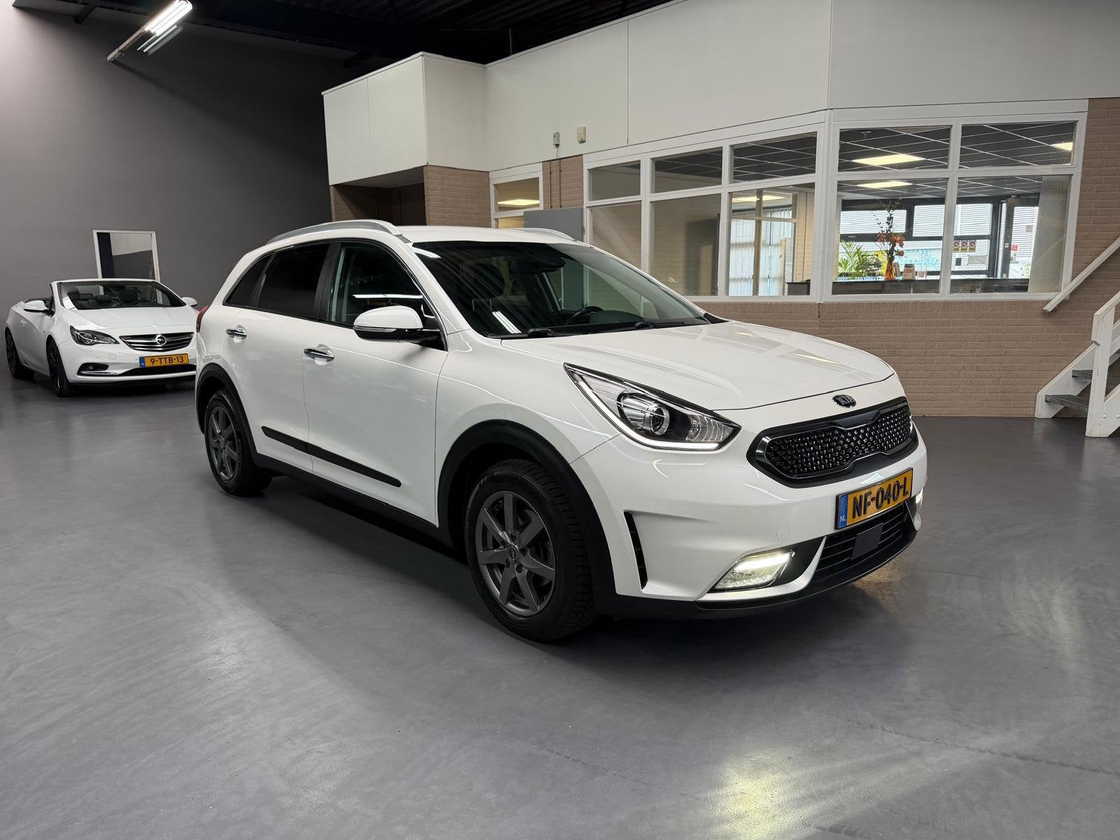 Kia Niro 1.6 GDi Hybrid BusinessLine LEDER CAMERA STOELVERWA, Auto's, Dealer onderhouden, Gebruikt, Euro 6, Wit