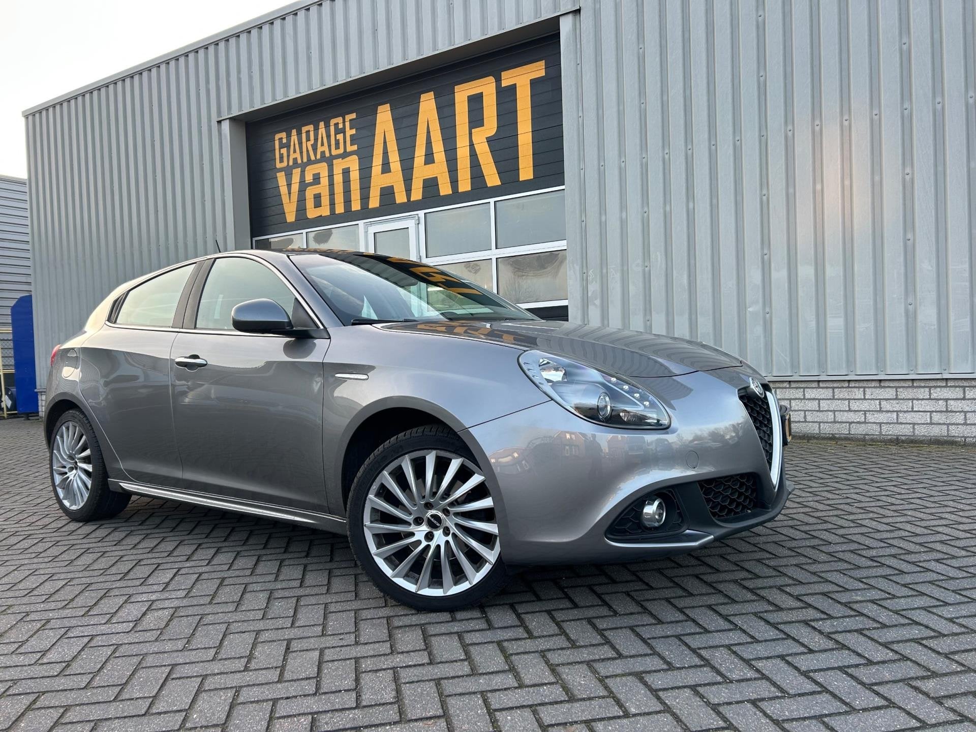 Alfa Romeo Giulietta 1.4 Turbo MultiAir Super | LEER | NAVI, Auto's, Alfa Romeo, Dealer onderhouden, Euro 6, 4 cilinders, Zilver of Grijs