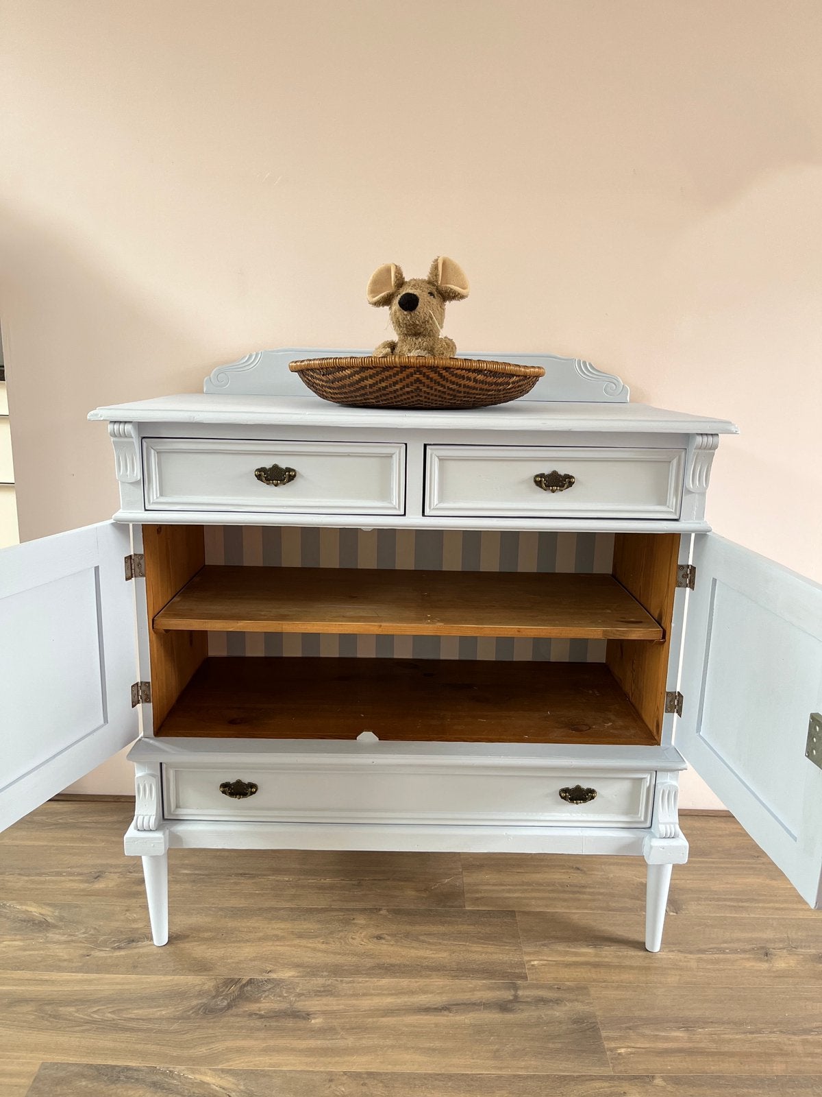 Antieke grenen commode in licht blauw, Ophalen, 50 tot 70 cm, Voetruimte, 100 cm of meer