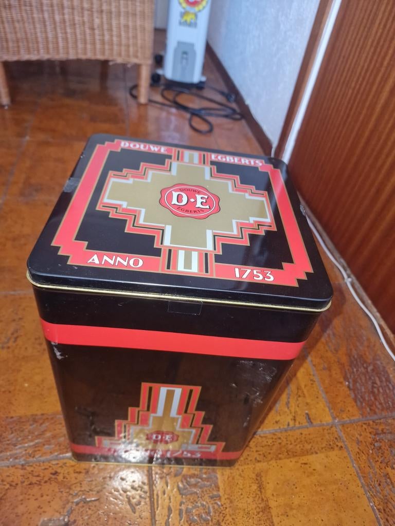 Groot Douwe Egberts blik - Anno 1753 (eventueel 2 stuks), Ophalen of Verzenden, Gebruikt, Koffie, Douwe Egberts