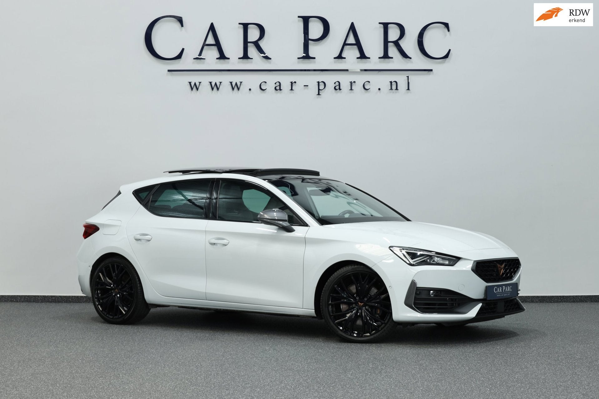 CUPRA Leon 2.0 TSI VZ 300+PK LED/VIRTUAL/SFEER/PANO/HALF LEE, Auto's, Cupra, Dealer onderhouden, 77 km/l, Gebruikt, 4 cilinders