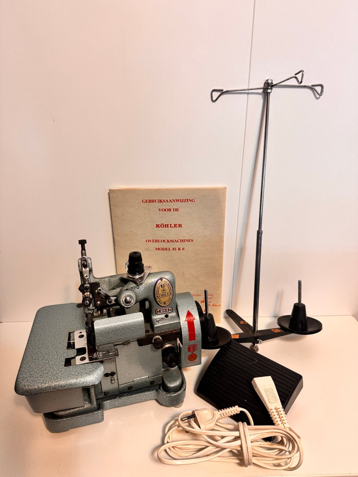 Vintage Köhler Overlockmachine 81 K 6 met accessoires, Hobby en Vrije tijd, Overige merken, Gebruikt, Ophalen of Verzenden, Lockmachine