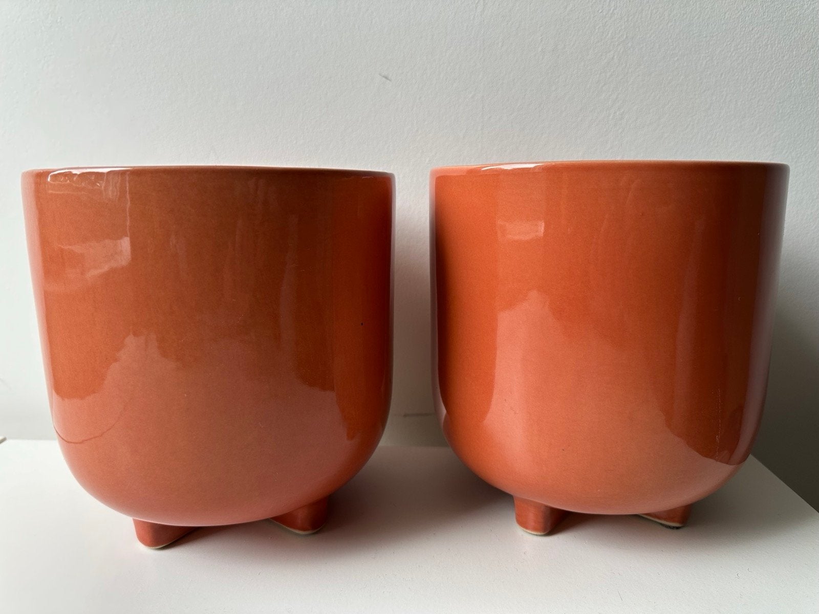 Set van 2 oranje/ terra bloempotten op pootjes, Ophalen, Rond, Binnen, Zo goed als nieuw