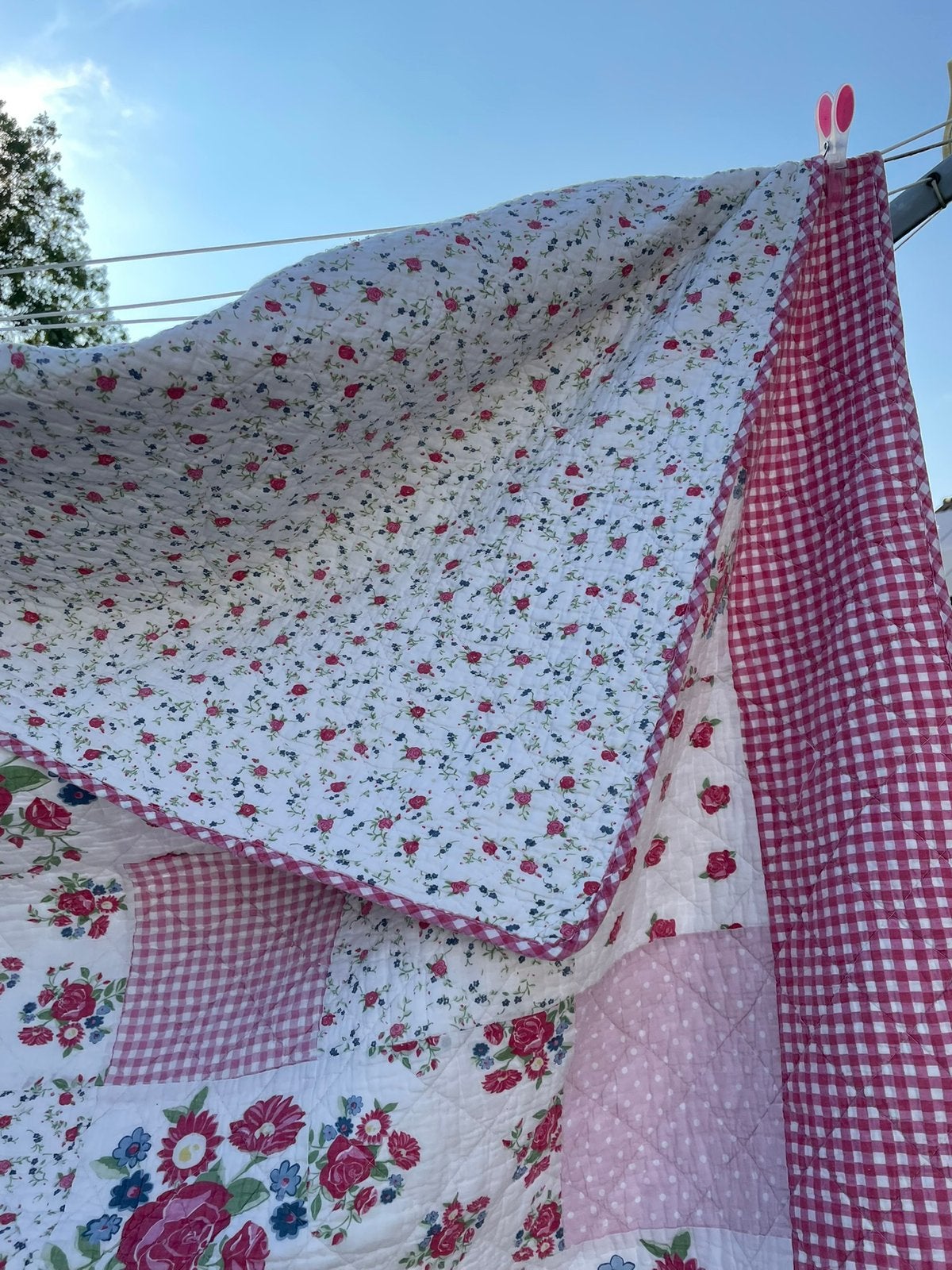 Groot patchwork quilt met roosjesdessin en ruitjespatroon, Ophalen of Verzenden, Tweepersoons