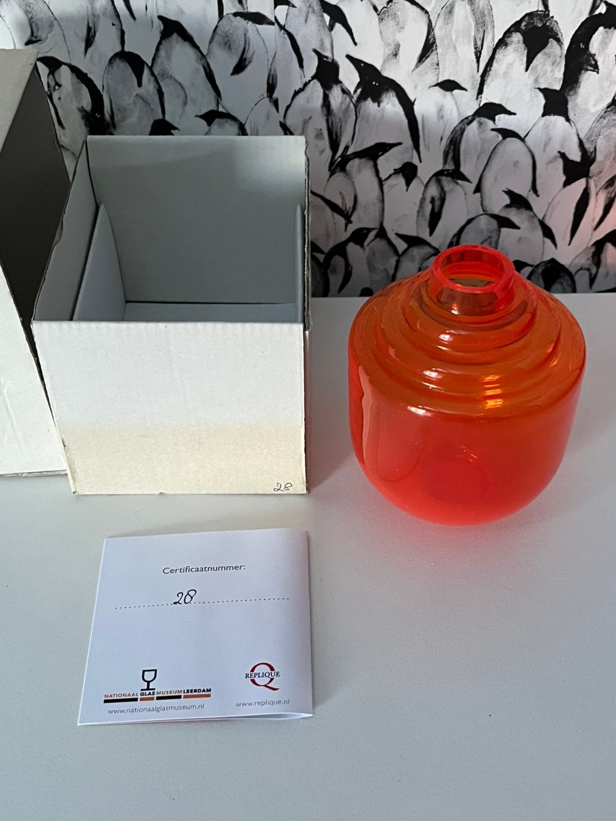 Oranje vaasje Ariane, nummer 28 in doos met certificaat, Antiek en Kunst, Antiek | Glas en Kristal, Ophalen of Verzenden