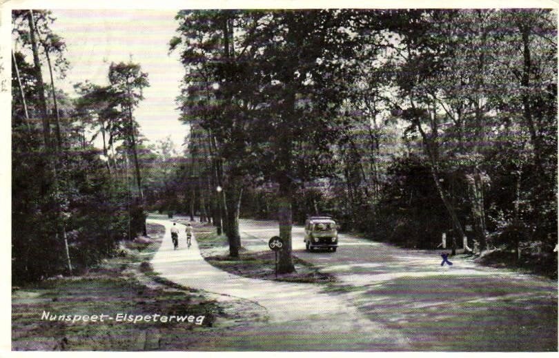 Nunspeet, Elspeterweg - fiets auto - 1962 gelopen, Ophalen of Verzenden, 1960 tot 1980, Gelopen, Gelderland
