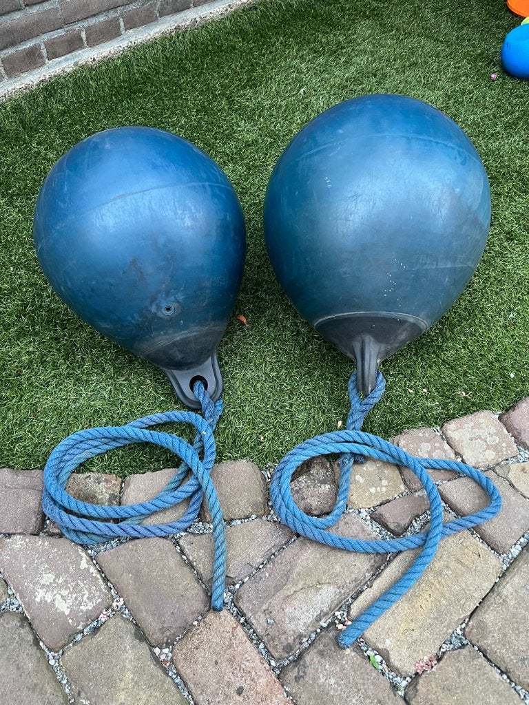 2 fenders / stootwillen / stootkussen 107 en 114 cm omtrek, Ophalen, Gebruikt, Overige typen