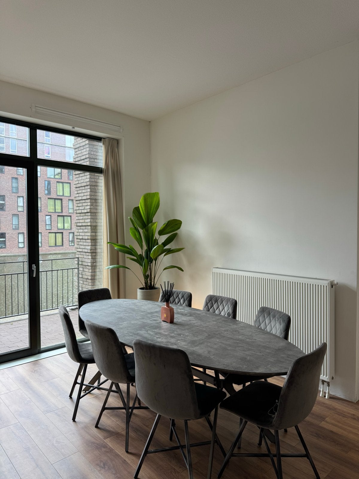 Luxe ovale eettafel met 8 velvet stoelen, Huis en Inrichting, Tafels | Eettafels, Ophalen, Overige materialen, 100 tot 150 cm