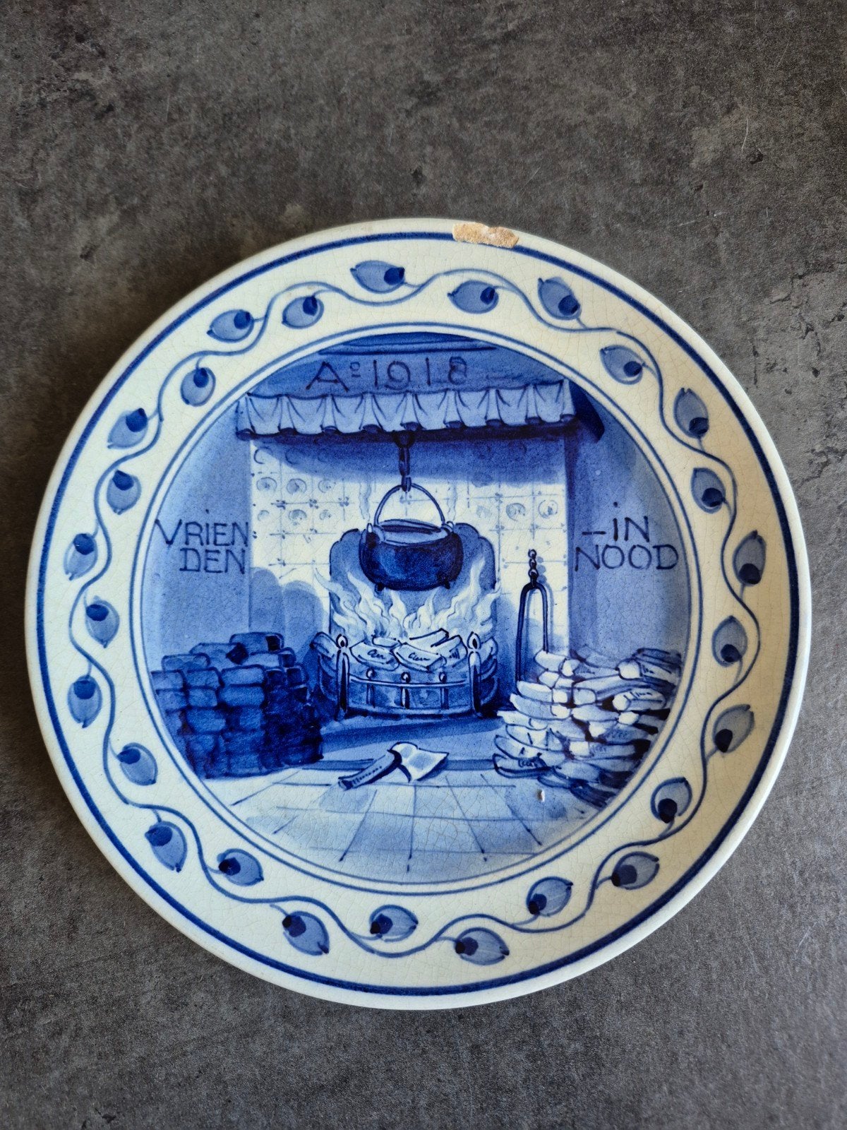 Delfts Blauw sierbord 'Vrienden in Nood' 1918 (beschadigd), Ophalen of Verzenden