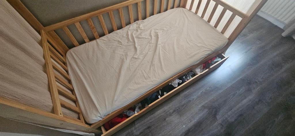 Houten kinderbed met lades en dakframe, Gebruikt, 70 tot 85 cm, Ophalen of Verzenden, Lattenbodem