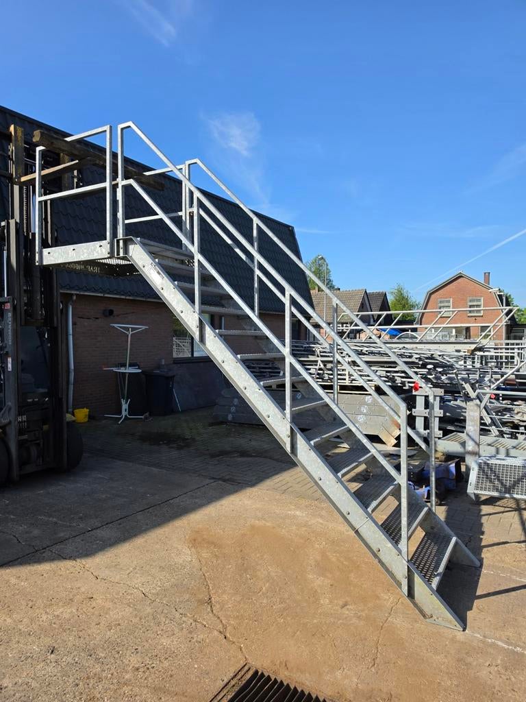 Stalen trap met bordes gegalv. Hoog 2,65 mtr. Nor079, Ophalen, 2 tot 4 meter