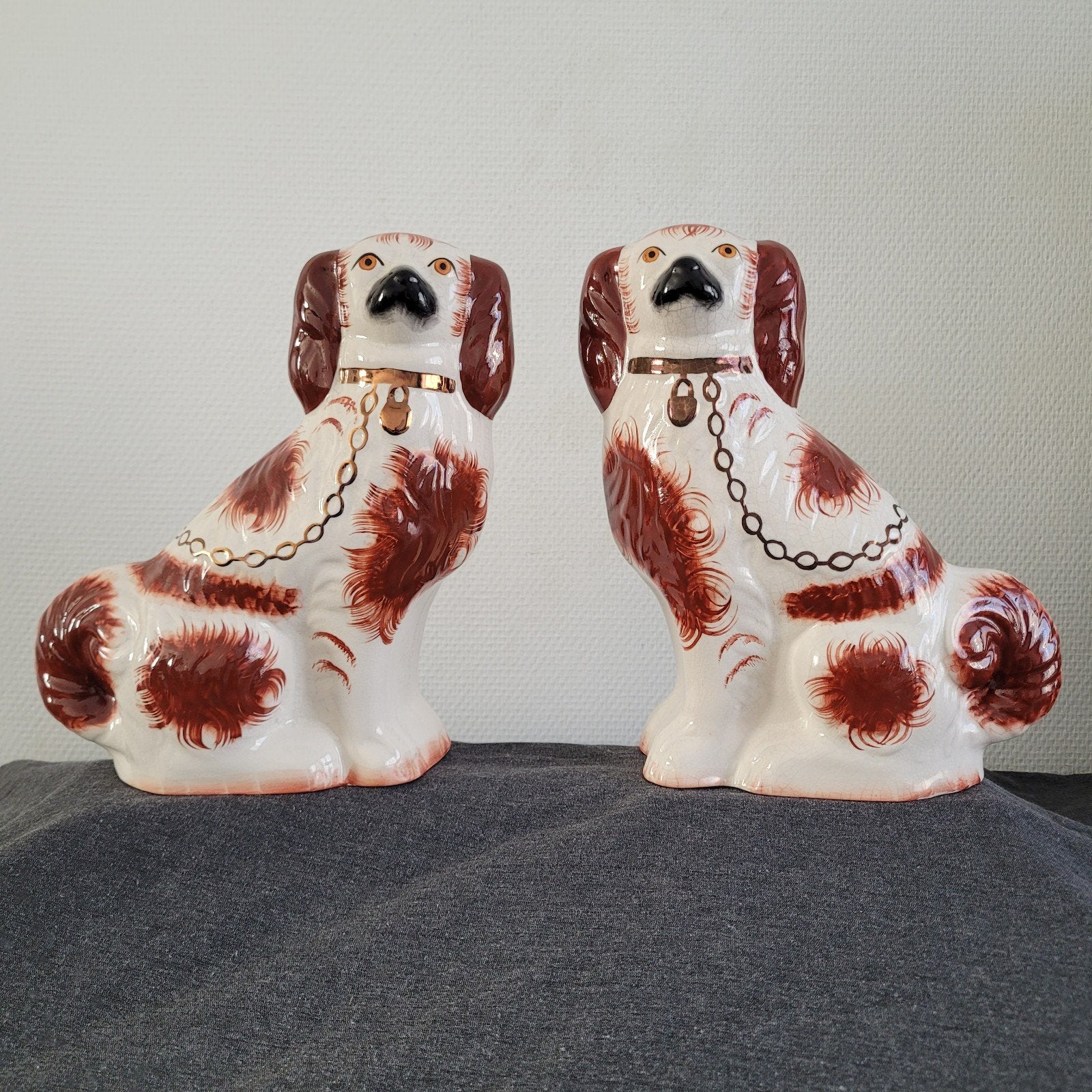 2 hoerenhondjes Gemerkt: staffordshire ware .made in england, Ophalen of Verzenden