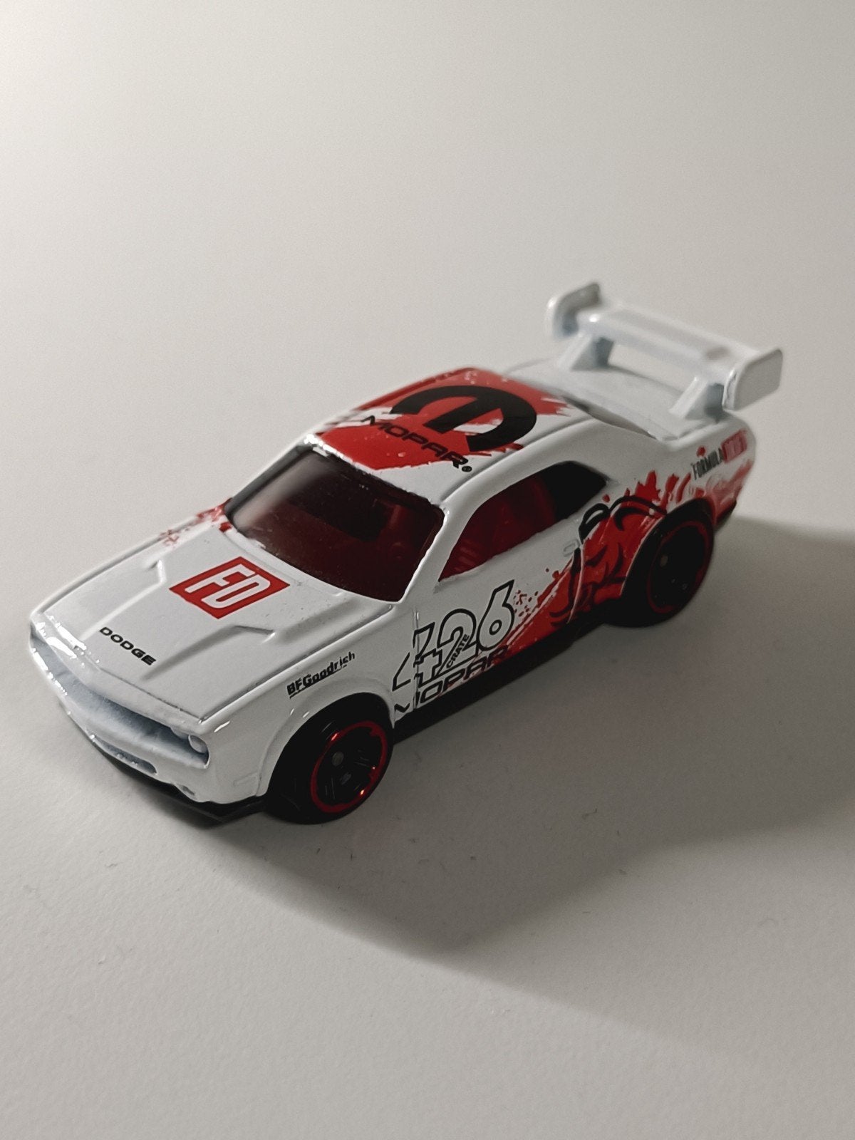 Hot Wheels Dodge Challenger Drift Auto - Wit/Rood, Hobby en Vrije tijd, Modelauto's | Overige schalen, Ophalen of Verzenden
