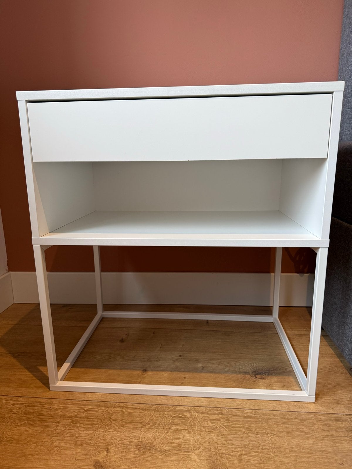 2x IKEA Vikhammer nachtkastje/bijzettafel wit 60x39x65 cm, Ophalen, Gebruikt, 55 tot 70 cm, 45 tot 65 cm