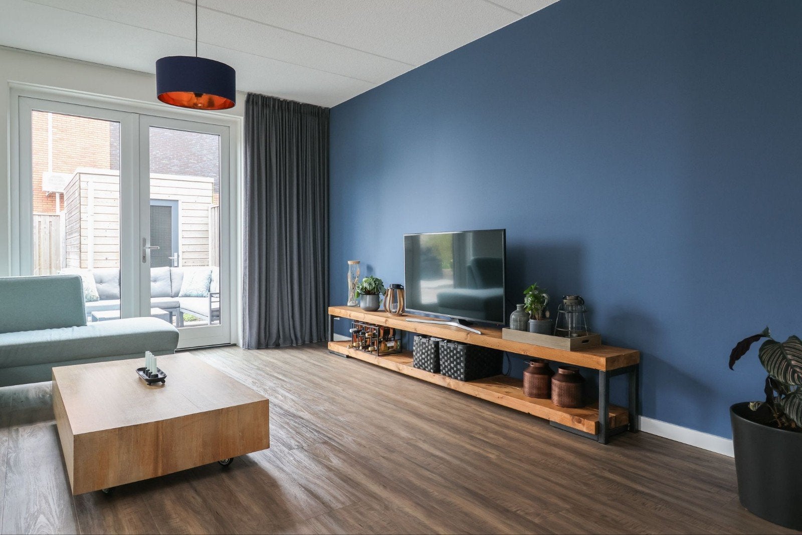 Stijlvol TV-meubel van hout en metaal, 150 tot 200 cm, Zo goed als nieuw, Modern industrieel, Minder dan 100 cm