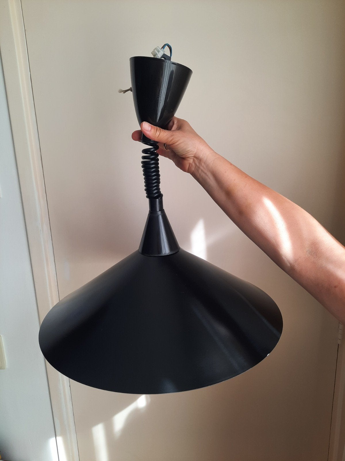 Zwarte metalen hanglamp in hoogte verstelbaar door trekveer, Huis en Inrichting, Lampen | Hanglampen, Ophalen, Gebruikt, E27 (groot)