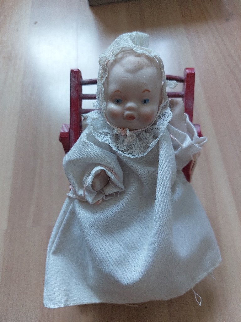 Vintage Shackman bisque babypop inclusief schommelstoel, Ophalen of Verzenden, Zo goed als nieuw, Pop