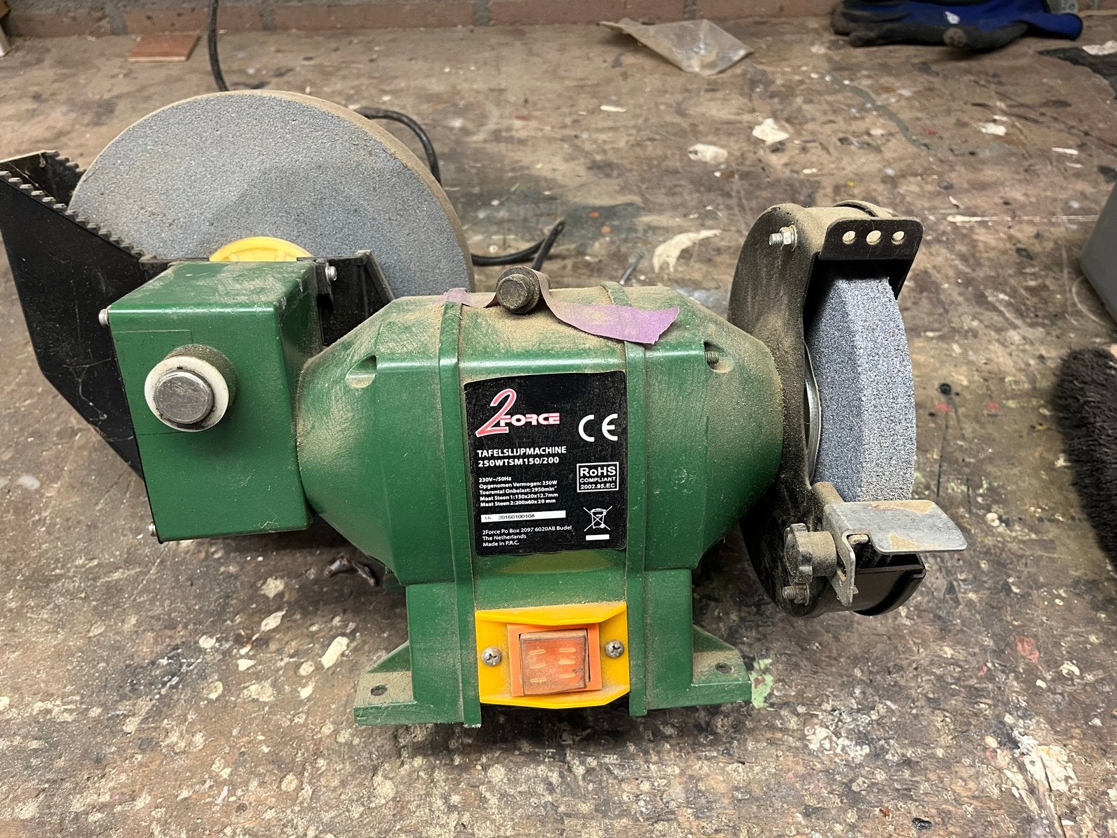 2Force Tafelslijpmachine 250W TSM150/200, Doe-het-zelf en Verbouw, Gereedschap | Slijpmachines, Ophalen, Gebruikt, Minder dan 700 watt