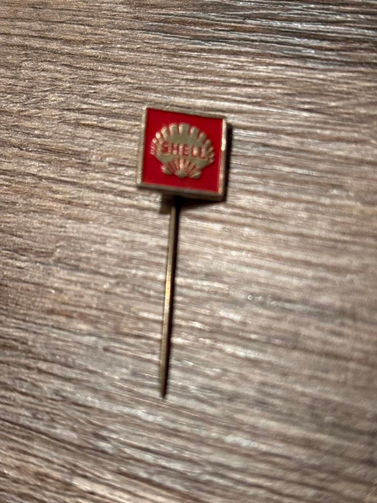 Vintage Shell Speldje - Rood met Gouden Schelp, Verzamelen, Speldjes, Pins en Buttons, Gebruikt, Speldje of Pin, Merk, Ophalen of Verzenden