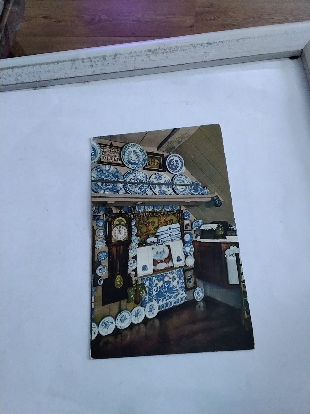 Oude ansichtkaart: Interieur met Delfts Blauw, Verzamelen, Ophalen of Verzenden, Voor 1920, Gelopen