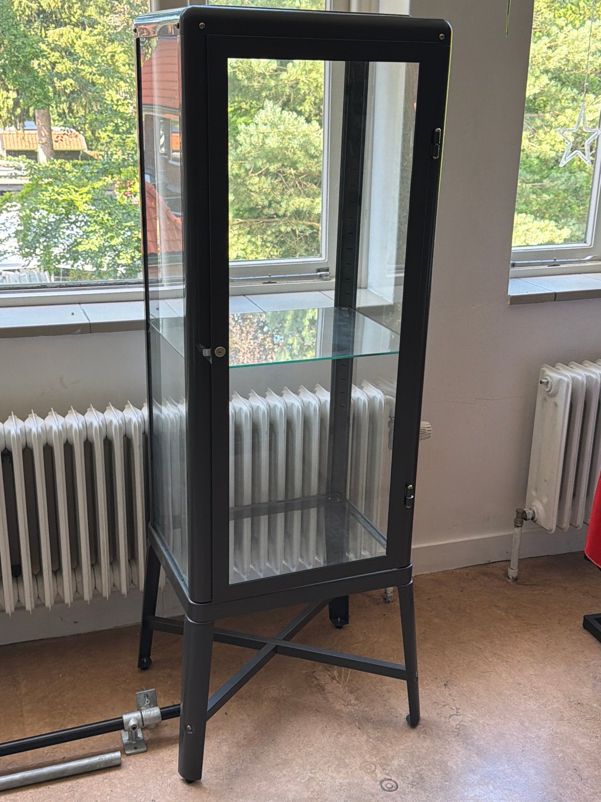 Zwart vitrinekastje met glazen planken en slot, Ophalen, Minder dan 50 cm, Gebruikt, 100 tot 150 cm