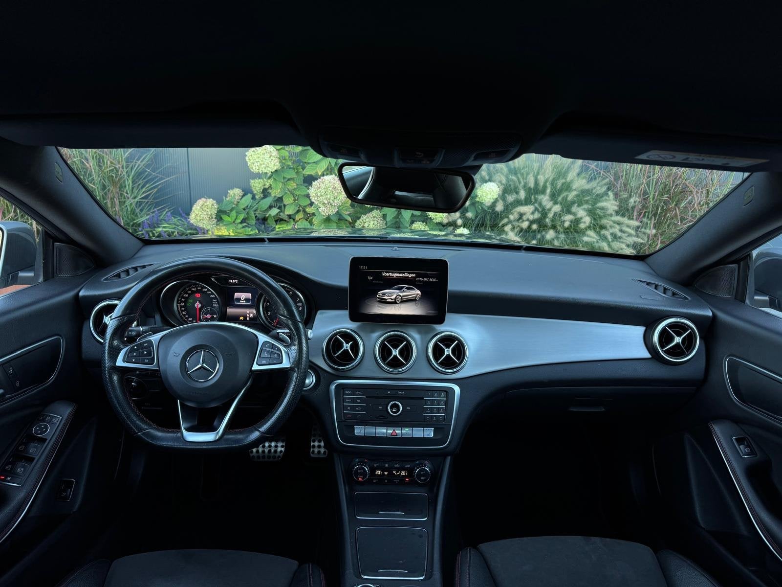 Mercedes-Benz CLA-klasse 180 AMG Night NAVI|LEDER|LED|SPORTV, Auto's, Gebruikt, 4 cilinders, Met garantie (alle), Stoelverwarming