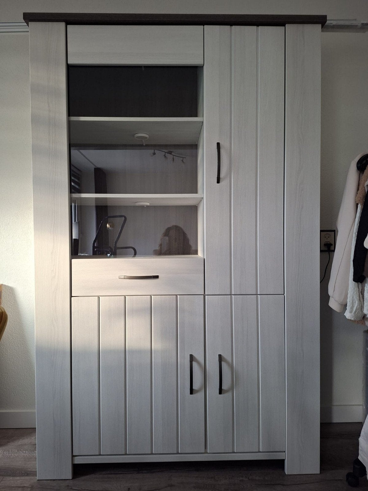 Mooie kast in zeer nette staat - gaat weg wegens verhuizing, Ophalen, Zo goed als nieuw
