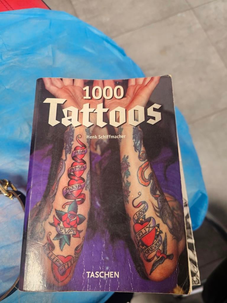 1000 Tattoos - Henk Schiffmacher - Oud Tattoo Boek, Ophalen of Verzenden, Gelezen, Henk Schiffmacher