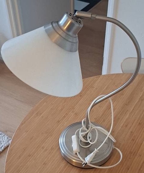 Stijlvolle bureaulamp met witte glazen kap, 30 tot 60 watt, Overige typen, Met schakelaar, Zo goed als nieuw