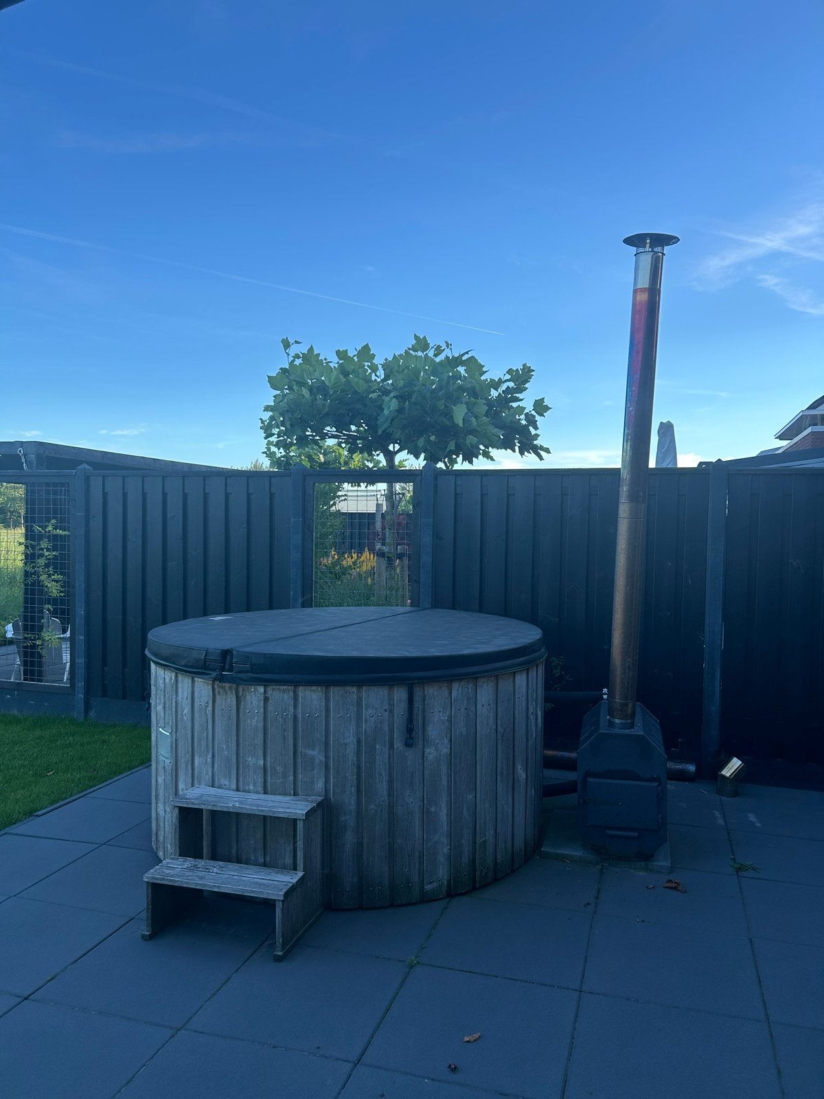 Hottub 6/8 pers met verlichting, bubbels en houtvoorraad, Ophalen, Gebruikt, Trap, Vast