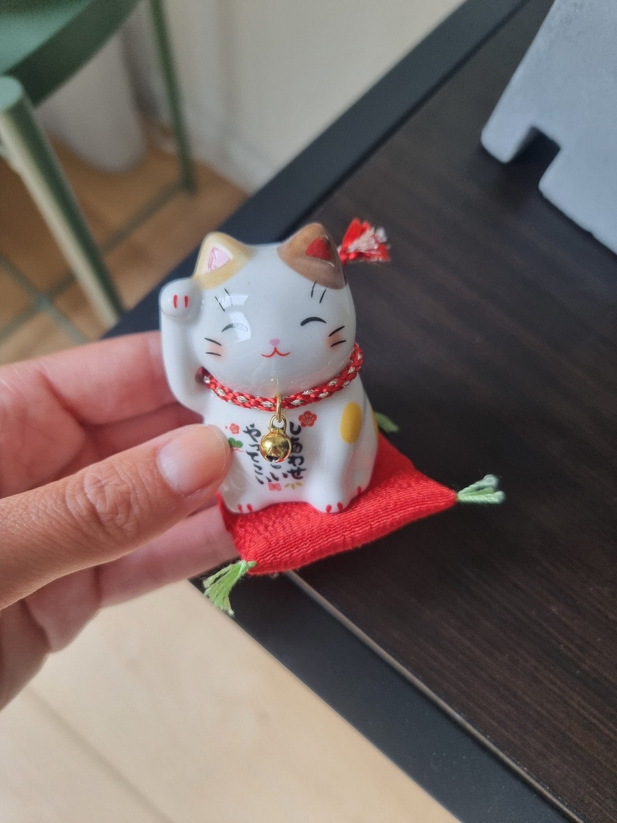 Maneki Neko gelukskatje op kussentje, Meerkleurig, Ophalen of Verzenden, Steen/keramiek, Oosters