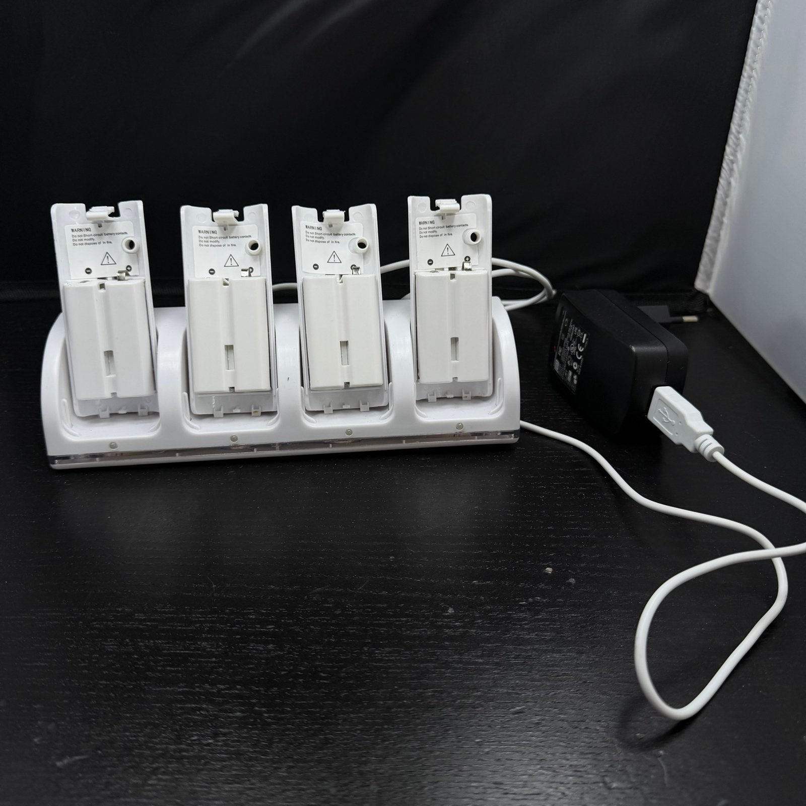 Nintendo Wii Charger Dock 4 Controllers + 4 Batterijpacks, Spelcomputers en Games, Games | Nintendo Wii, Gebruikt, G, Ophalen of Verzenden