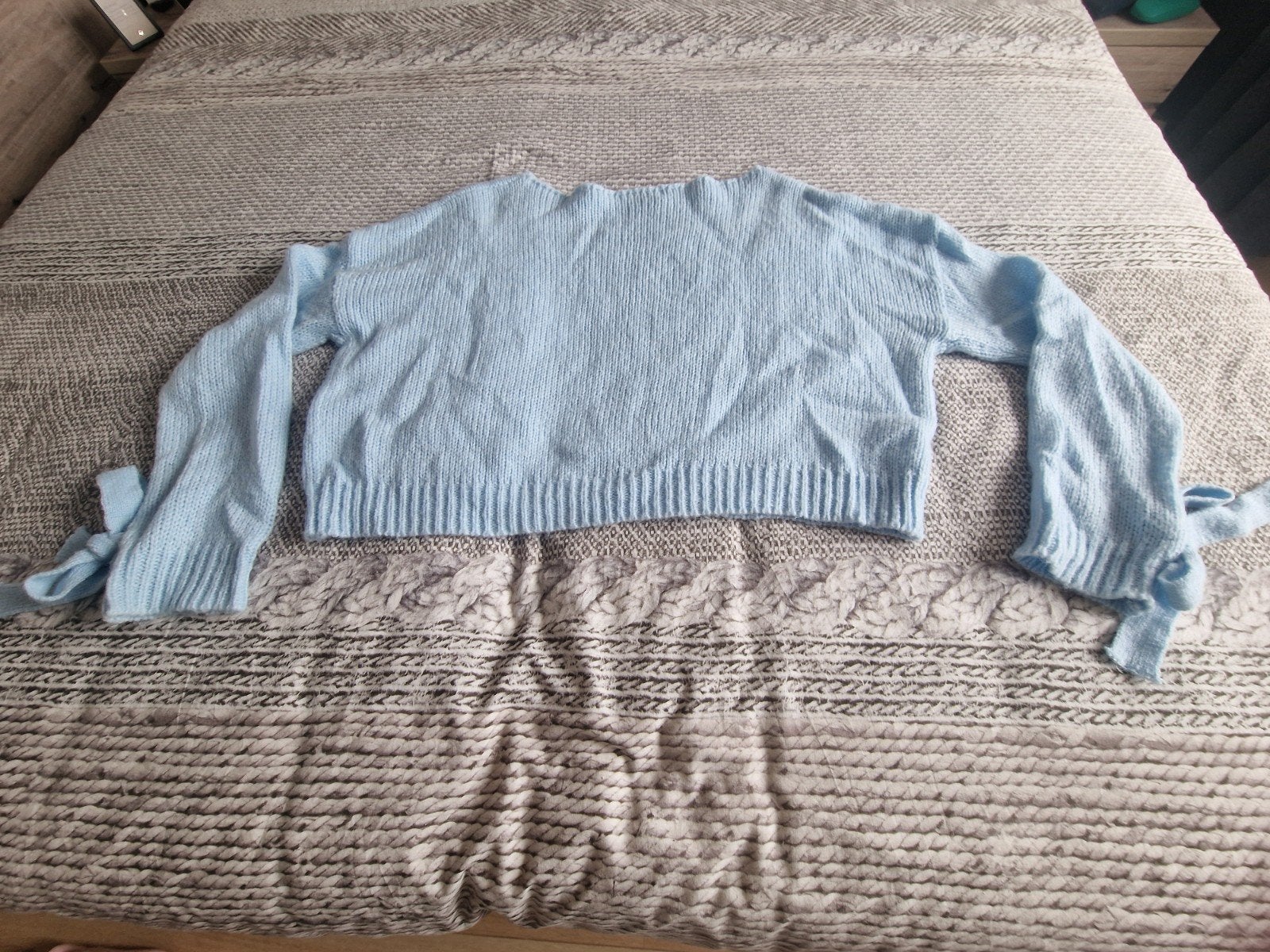 Lichtblauwe cropped trui met strikjes - Maat S/M, Meet Me There, Blauw, Ophalen of Verzenden, Zo goed als nieuw