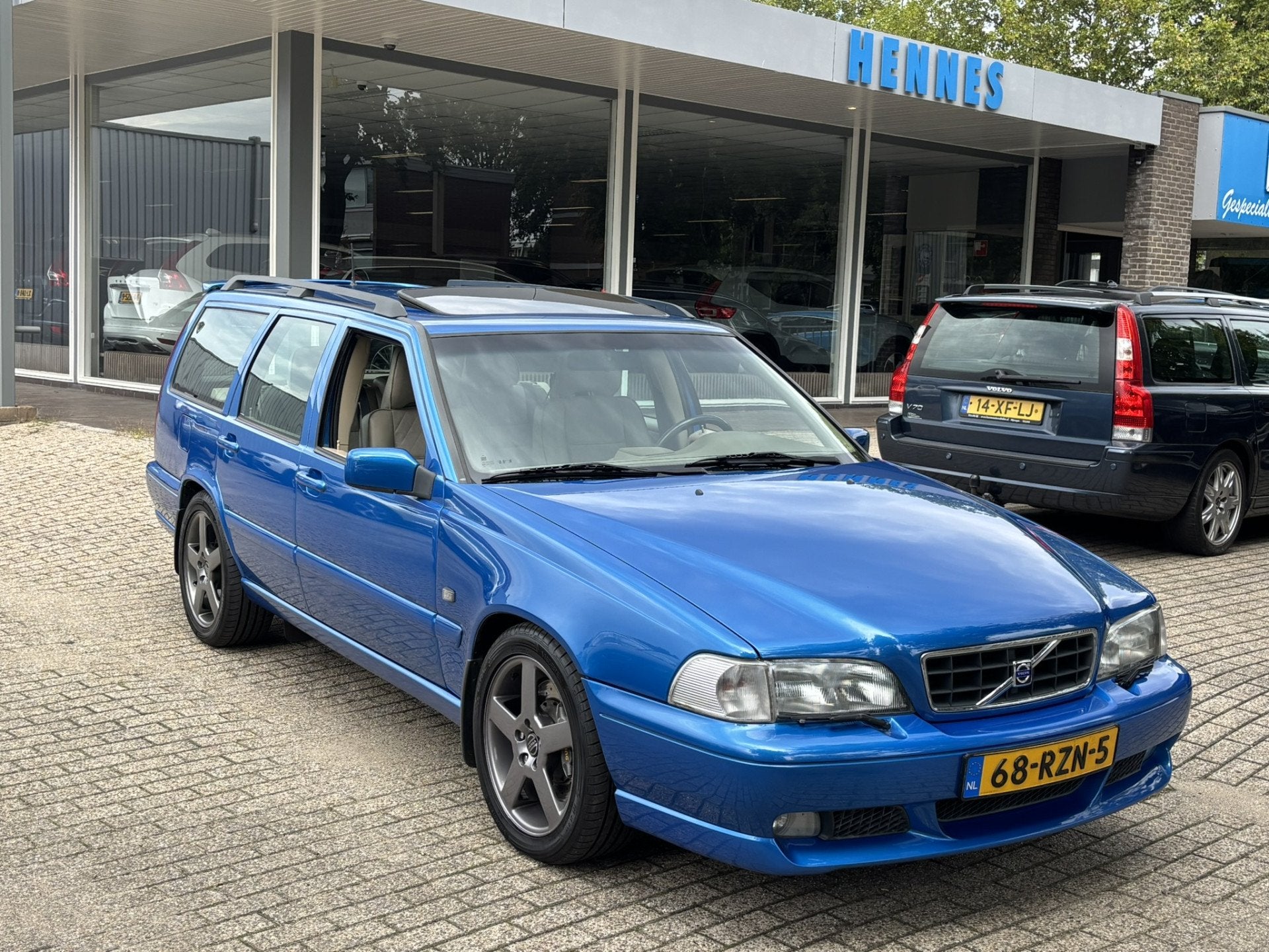 Volvo V70 2.4 R 265pk AWD LASER BLUE Schuifdak Family, Automaat, Beige, Blauw, 2435 cc