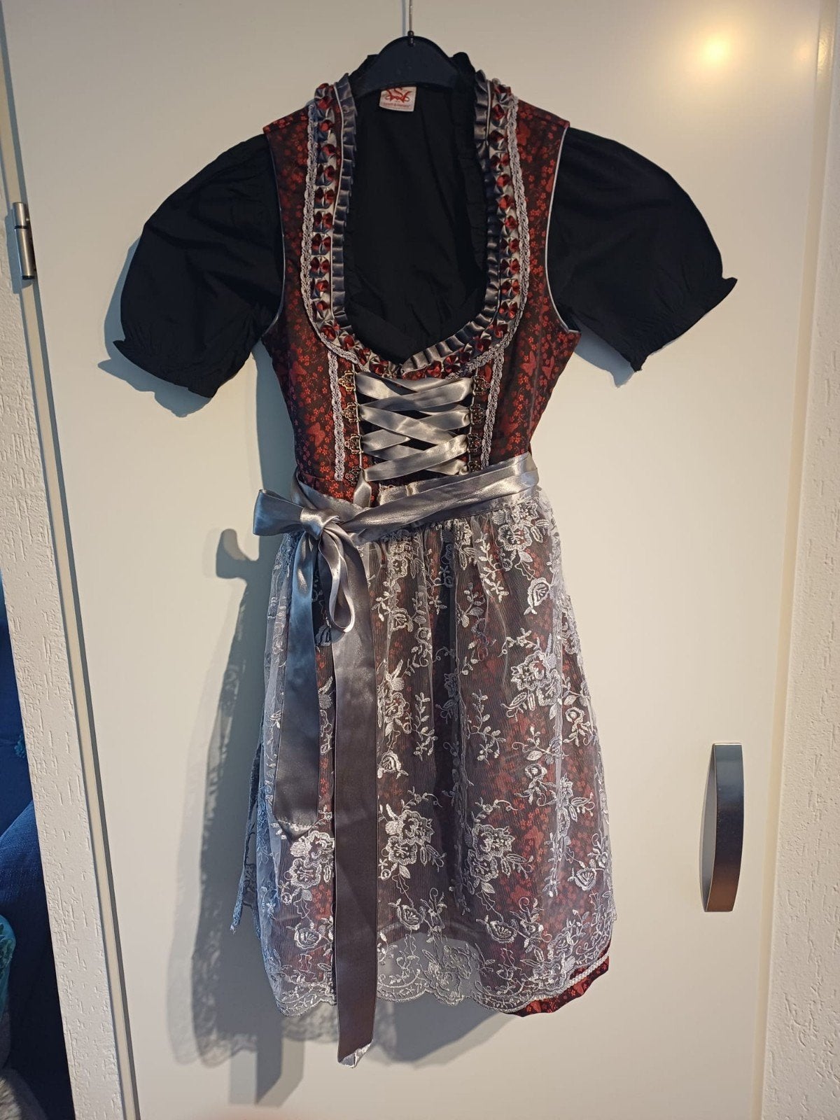 Dirndl Zwart/Rood maat 40. Haus Huberts, Kleding | Dames, Carnavalskleding en Feestkleding, Haus Huberts, Kleding, Ophalen, Maat 38/40 (M)