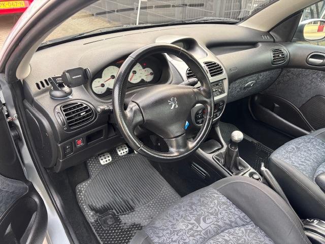 Peugeot 206 CC 1.6-16V Quiksilver Storing Cabriodak! ECC Aud, Auto's, Peugeot, Voorwielaandrijving, Stof, Gebruikt, Zwart