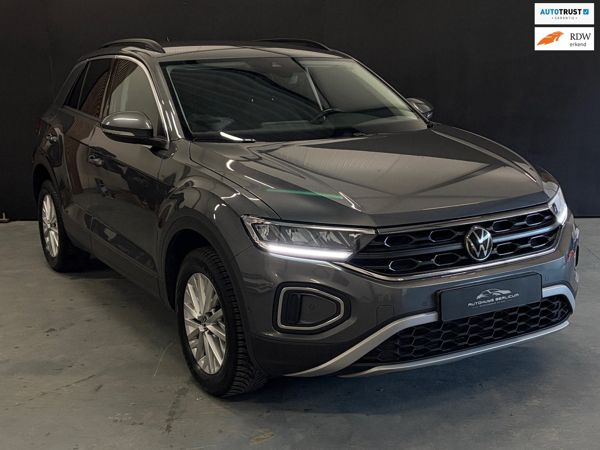 Volkswagen T-Roc 1.0 TSI Life Carplay Virtual Stoelverwarmin, Auto's, Voorwielaandrijving, Stof, Gebruikt, Zwart