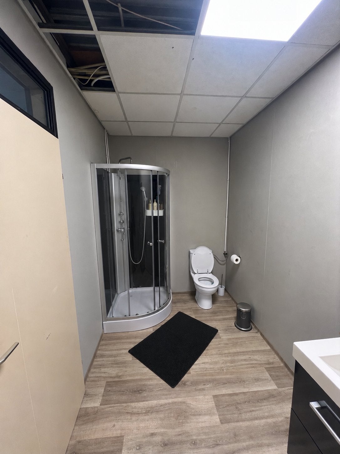 Foto 8 van Zeer ruime luxe woonunit 175 m2 met airco--CV-bedrijfsruimte