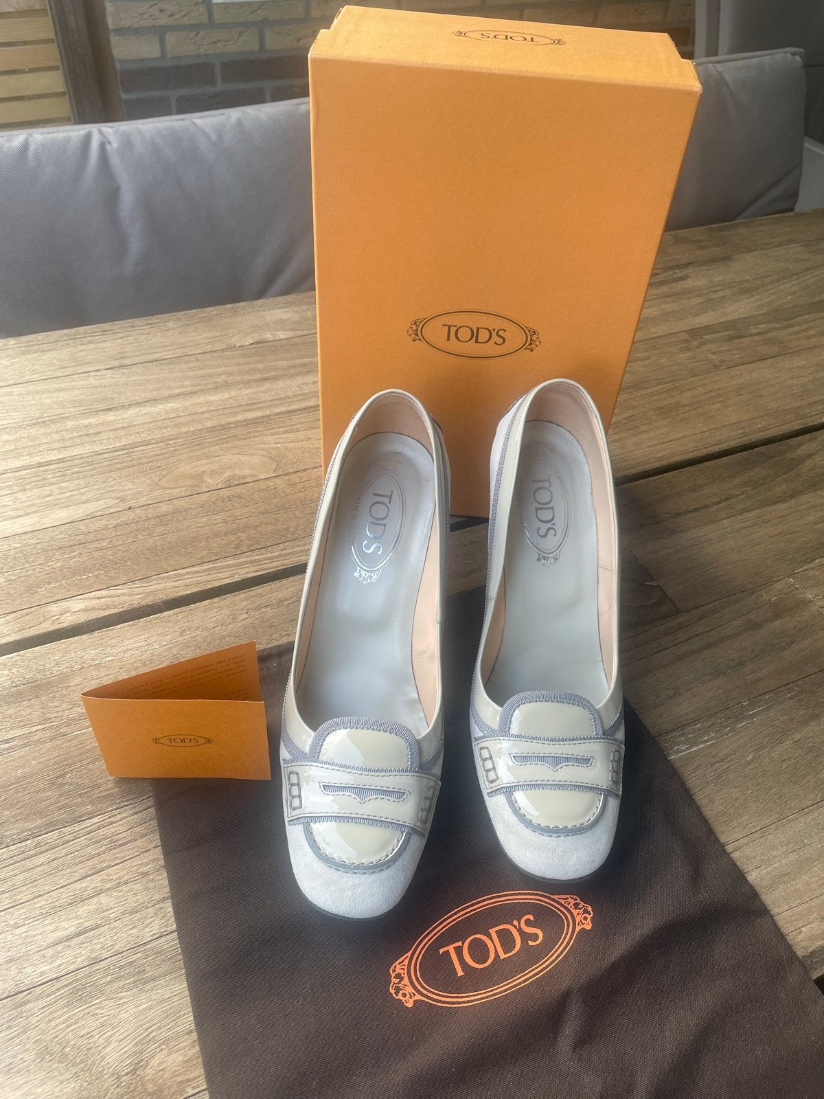 TOD'S Pumps - Zo goed als nieuw, Ophalen of Verzenden, Zo goed als nieuw, Grijs, Pumps